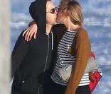 Agyness Deyn et son mari Giovanni Ribisi : Tendres baisers sur la plage