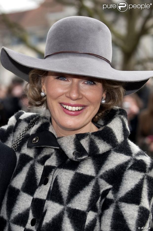 CASA REAL BELGA - Página 19 1057780-princess-mathilde-attending-the-mass-to-620x0-1