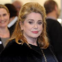 L'actrice Catherine Deneuve visitant le salon du bien-être ''Ambiente'' à Francfort en Allemagne le 18 février 2013