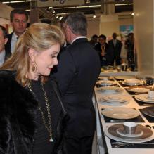Catherine Deneuve en pleine visite du salon du bien-être ''Ambiente'' à Francfort en Allemagne le 18 février 2013