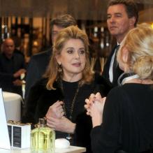 Catherine Deneuve visitant le salon du bien-être ''Ambiente'' à Francfort en Allemagne le 18 février 2013