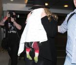 Adele, son compagnon et leur fils : Départ discret de la Cité des anges