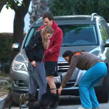 En tenue de sport, Michael C. Hall, acteur principal de la série Dexter, et sa compagne Morgan Macgregor promènent leur chien dans les rues de Los Angeles. Le 3 mars 2013.