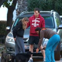Michael C. Hall et sa compagne Morgan Macgregor promènent leur chien dans les rues de Los Angeles. Le 3 mars 2013.