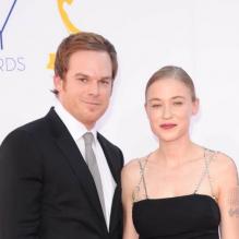 Michael C. Hall et sa petite amie Morgan Macgregor à la cérémonie des Emmy Awards 2013, le 24 septembre 2012.