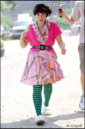 America Ferrera habillée comme un clown sur le tournage d'Ugly Betty