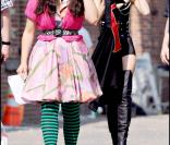 America Ferrera habillée comme un clown sur le tournage d'Ugly Betty