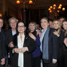 Yann Moix, Francis Cabrel, Alain Delon, Nana Mouskouri, Michelle Lama, Mathilde Seigner et Sylvie Testud, ils étaient tous au restaurant <em>Le Grand Colbert</em> à Paris pour célébrer l'anniversaire de Serge Lama. L'événement a eu lieu après le concert du chanteur qui s'est déroulé à L'Olympia le 11 février 2013.