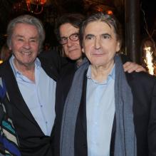 Alain Delon et Francis Cabrel étaient au restaurant <em>Le Grand Colbert</em> à Paris pour célébrer l'anniversaire de Serge Lama. L'événement a eu lieu après le concert du chanteur qui s'est déroulé à L'Olympia le 11 février 2013.