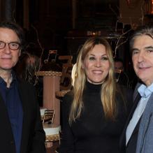 Francis Cabrel et Mathilde Seigner étaient au restaurant <em>Le Grand Colbert</em> à Paris pour célébrer l'anniversaire de Serge Lama. L'événement a eu lieu après le concert du chanteur qui s'est déroulé à L'Olympia le 11 février 2013.