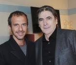 Calogero a salué Serge Lama après son concert anniversaire qui s'est déroulé à L'Olympia le 11 février 2013.