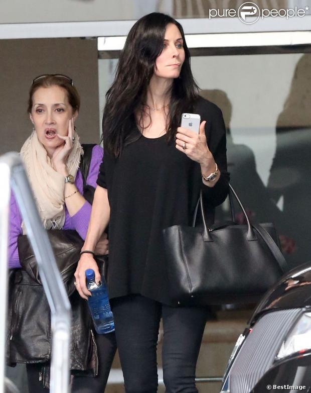 Exclu - Courteney Cox visite un hôtel avec une amie à Beverly Hills, le 5 mars 2013. F