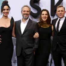 Bérénice Marlohe, Sam Mendes, Barbara Broccoli et Daniel Craig lors de la première de Skyfall à Berlin, le 30 octobre 2012.