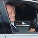 Juan Carlos Ier sort de la clinique avec une petite mine