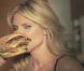 Heidi Klum dans le making of de la publicité pour Carl's Jr. &amp; Hardee pour le burger Jim Beam Bourbon Burger