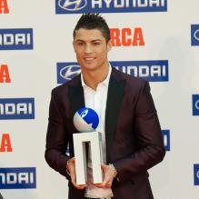 Cristiano Ronaldo a reçu le prix Di Stefano qui récompense le meilleur joueur de la saison passée du championnat espagnol lors des Trofeos Marca qui se déroulaient au palais de Cibeles à Madrid le 18 mars 2013