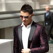 Cristiano Ronaldo, heureux de recevoir le prix Di Stefano qui récompense le meilleur joueur de la saison passée du championnat espagnol lors des Trofeos Marca qui se déroulaient au palais de Cibeles à Madrid le 18 mars 2013