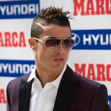 Cristiano Ronaldo, pensif au moment de recevoir le prix Di Stefano qui récompense le meilleur joueur de la saison passée du championnat espagnol lors des Trofeos Marca qui se déroulaient au palais de Cibeles à Madrid le 18 mars 2013