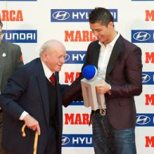 Cristiano Ronaldo a reçu le prix Di Stefano, remis par Alfredo Di Stefano lui-même, qui récompense le meilleur joueur de la saison passée du championnat espagnol lors des Trofeos Marca qui se déroulaient au palais de Cibeles à Madrid le 18 mars 2013