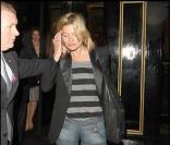 Kate Moss à la sortie de l'hôtel Dorchester à Londres