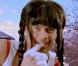 Josh Duhamel, présentatrice des 26e Kids Choice Awards, parodie les vedettes de la pop.