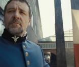 Russell Crowe joyeusement moqué pour ses talents de chanteur dans l'Honest Trailer des Misérables.