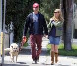 Jon Hamm : Amoureux avec sa belle, loin des rumeurs sur ses parties intimes