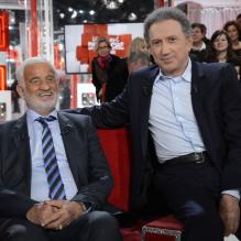 Jean-Paul Belmondo et Michel Drucker <span>- Enregistrement de l'émission "</span>Vivement Dimanche" consacrée à Jean-Paul Belmondo à Paris le 10 avril 2013, diffusion le 14 avril.