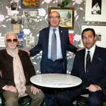 <p>Charles Aznavour, Jacques Pessis et Georges El Assidi - Vernissage de l'exposition "Trenet : Le Fou chantant de Narbonne à Paris" à la Galerie des Bibliothèques à Paris, le 11 avril 2013.</p>