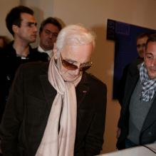 Charles Aznavour - Vernissage de l'exposition "Trenet : Le Fou chantant de Narbonne à Paris" à la Galerie des Bibliothèques à Paris, le 11 avril 2013.