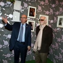 Jacques Pessis et Charles Aznavour - Vernissage de l'exposition "Trenet : Le Fou chantant de Narbonne à Paris" à la Galerie des Bibliothèques à Paris, le 11 avril 2013.