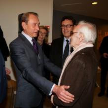 Bertrand Delanoë et Charles Aznavour - Vernissage de l'exposition "Trenet : Le Fou chantant de Narbonne à Paris" à la Galerie des Bibliothèques à Paris, le 11 avril 2013.