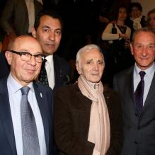 Jacques Pessis, Georges El Assidi, Charles Aznavour, Bertrand Delanoë - Vernissage de l'exposition "Trenet : Le Fou chantant de Narbonne à Paris" à la Galerie des Bibliothèques à Paris, le 11 avril 2013.