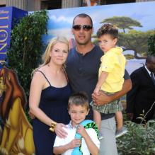 Melissa Joan Hart, son mari et leur deux premiers garçons en août 2011 à Los Angeles