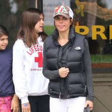 Exclu - Lisa Rinna et son mari Harry Hamlin emmènent leurs filles Delilah et Amelia déjeuner au restaurant à Beverly Hills, le 14 avril 2013.