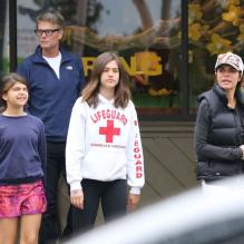 Exclu - Lisa Rinna en compagnie de son mari Harry Hamlin et de leurs filles Delilah et Amelia à Beverly Hills, le 14 avril 2013.