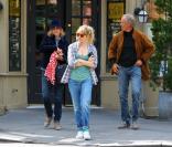 Sienna Miller : ''Accaparée'' par sa fille Marlowe, elle dit adieu à la mode !