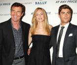 Zac Efron, un Ken magnétique pour la superbe poupée Heather Graham