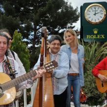 Adriana Karembeu pose avec un groupe de musiciens lors de son arrivée au country club de Monte-Carlo, avec son compagnon André Ohanian, le 20 avril 2013 pour les demi-finales du Rolex Masters 1000 de Monte-Carlo, opposant Nadal à Tsonga et Djokovic à Fognini.