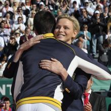 <p>Le câlin de Charlene et Djoko est plus joyeux que l'an passé... Le prince Albert et la princesse Charlene de Monaco assistaient le 21 avril 2013 à la finale du Rolex Masters de Monte-Carlo opposant Rafael Nadal et Novak Djokovic. Victorieux, le Serbe a eu droit à une chaleureuse étreinte de Charlene et s'est vu remettre le trophée du tournoi par le prince Albert.</p>