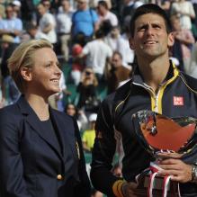 <p>Le prince Albert et la princesse Charlene de Monaco assistaient le 21 avril 2013 à la finale du Rolex Masters de Monte-Carlo opposant Rafael Nadal et Novak Djokovic. Victorieux, le Serbe a eu droit à une chaleureuse étreinte de Charlene et s'est vu remettre le trophée du tournoi par le prince Albert.</p>