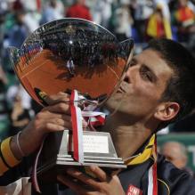 <p>Djokovic peut savourer... Le prince Albert et la princesse Charlene de Monaco assistaient le 21 avril 2013 à la finale du Rolex Masters de Monte-Carlo opposant Rafael Nadal et Novak Djokovic. Victorieux, le Serbe a eu droit à une chaleureuse étreinte de Charlene et s'est vu remettre le trophée du tournoi par le prince Albert.</p>