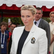 <p>Charlene, très stylée pour la finale... Le prince Albert et la princesse Charlene de Monaco assistaient le 21 avril 2013 à la finale du Rolex Masters de Monte-Carlo opposant Rafael Nadal et Novak Djokovic. Victorieux, le Serbe a eu droit à une chaleureuse étreinte de Charlene et s'est vu remettre le trophée du tournoi par le prince Albert.</p>
