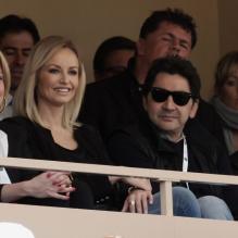 <p>Adriana Karembeu et son compagnon André Ohanian assistaient le 21 avril 2013 à la finale du Rolex Masters de Monte-Carlo opposant Rafael Nadal et Novak Djokovic. Victorieux, le Serbe a eu droit à une chaleureuse étreinte de Charlene et s'est vu remettre le trophée du tournoi par le prince Albert.</p>