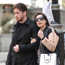 Kelly Brook et son compagnon Danny Cipriani à Londres. Le 13 mars 2013.