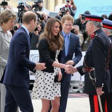 Kate Middleton, enceinte de six mois, et les princes William et Harry inauguraient les studios de la Warner Bros. à Leavesden, dans le Hertfordshire, le 26 avril 2013.