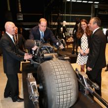<p>William sur la Bat Bike ! Kate Middleton, le prince William et le prince Harry inauguraient le 26 avril 2013 les studios de la Warner Bros dans le Hertfordshire. William et Harry étaient comme des gamins avec la panoplie de Batman The Dark Knight et de Harry Potter !</p>