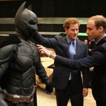 <p>Kate Middleton, le prince William et le prince Harry inauguraient le 26 avril 2013 les studios de la Warner Bros dans le Hertfordshire. William et Harry étaient épatés par le costume de Batman - The Dark Knight !</p>