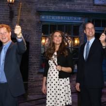 <p>Avada Kedavra ! Kate Middleton, le prince William et le prince Harry inauguraient le 26 avril 2013 les studios de la Warner Bros dans le Hertfordshire. William et Harry étaient comme des gamins avec la panoplie de Batman The Dark Knight et de Harry Potter !</p>