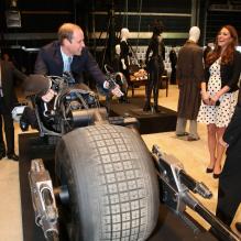 <p>Kate Middleton, le prince William et le prince Harry inauguraient le 26 avril 2013 les studios de la Warner Bros dans le Hertfordshire. William et Harry étaient comme des gamins avec la panoplie de Batman The Dark Knight et de Harry Potter !</p>